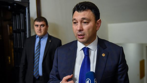 Вице-спикер НС Эдуард Шармазанов во время специального заседания парламента по выборам нового премьер-министра Армении (1 мая 2018). Еревaн - Sputnik Армения