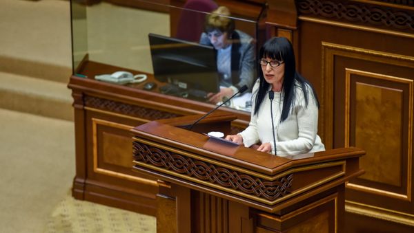 Депутат НС Наира Зограбян во время специального заседания парламента по выборам нового премьер-министра Армении (1 мая 2018). Еревaн - Sputnik Армения