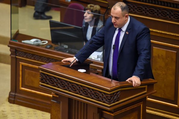 Депутат НС Мигран Акопян во время специального заседания парламента по выборам нового премьер-министра Армении (1 мая 2018). Еревaн - Sputnik Армения