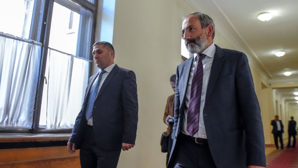 Лидер оппозиционной фракции Елк Никол Пашинян во время специального заседания парламента по выборам нового премьер-министра Армении (1 мая 2018). Еревaн - Sputnik Армения