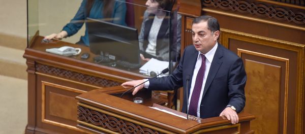 Ваграм Багдасарян на специальном заседании парламента по выборам нового премьер-министра Армении (1 мая 2018). Еревaн Ваграм Багдасарян на специальном заседании парламента по выборам нового премьер-министра Армении (1 мая 2018). Еревaн - Sputnik Армения
