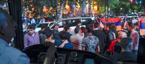 Перекресток проспекта Маштоца и улицы Амиряна после специального заседания парламента (1 мая 2018). Еревaн Перекресток проспекта Маштоца и улицы Амиряна после специального заседания парламента (1 мая 2018). Еревaн - Sputnik Արմենիա