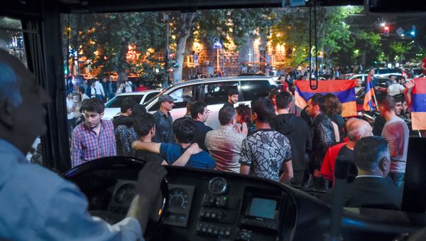 Перекресток проспекта Маштоца и улицы Амиряна после специального заседания парламента (1 мая 2018). Еревaн Перекресток проспекта Маштоца и улицы Амиряна после специального заседания парламента (1 мая 2018). Еревaн - Sputnik Արմենիա