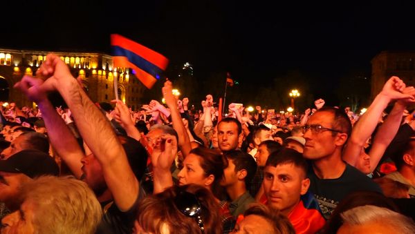 Ինչպես են մարդիկ հրապարակում արձագանքել Նիկոլ Փաշինյանի` վարչապետ չընտրվելու լուրին - Sputnik Արմենիա