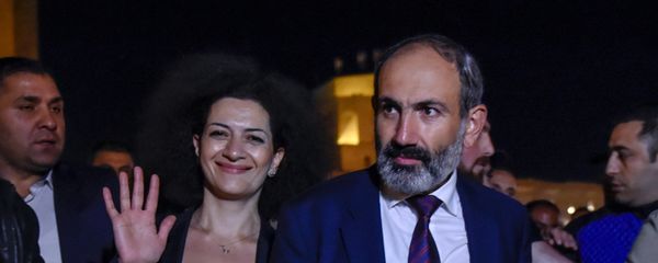 Никол Пашинян с супругой Анной Акопян на площади Республики после специального заседания парламента (1 мая 2018). Еревaн - Sputnik Армения