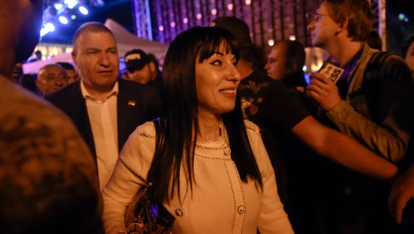 Руководитель фракции Процветающая Армения Наира Зурабян и вице-спикер НС Микаел Мелкумян на митинге на площади Республики после специального заседания парламента (1 мая 2018). Еревaн - Sputnik Армения