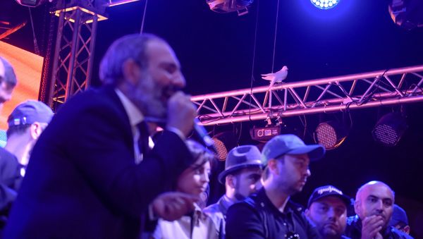 Выступление лидера оппозиционной фракции Елк Никола Пашиняна на митинге на площади Республики после специального заседания парламента (1 мая 2018). Еревaн - Sputnik Արմենիա