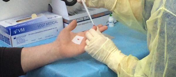 Жители Еревана сдавали кровь в российской мобильной клинике для диагностики ВИЧ Жители Еревана сдавали кровь в российской мобильной клинике для диагностики ВИЧ - Sputnik Армения
