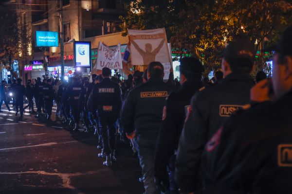 Акция протеста армянских футбольных фанатов  (First Armenian Front (FAF)), требующих отставки президента Федерации футбола Армении Рубена Айрапетяна - Sputnik Армения