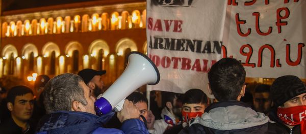 Акция протеста армянских футбольных фанатов  (First Armenian Front (FAF)), требующих отставки президента Федерации футбола Армении Рубена Айрапетяна - Sputnik Արմենիա