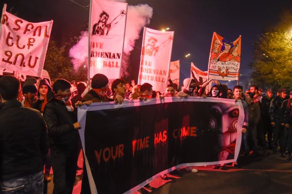 Акция протеста армянских футбольных фанатов  (First Armenian Front (FAF)), требующих отставки президента Федерации футбола Армении Рубена Айрапетяна - Sputnik Армения