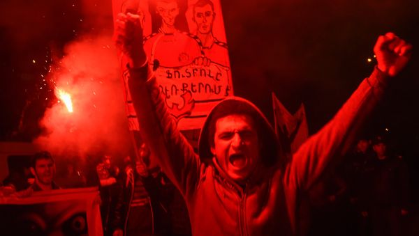 Акция протеста армянских футбольных фанатов  (First Armenian Front (FAF)), требующих отставки президента Федерации футбола Армении Рубена Айрапетяна - Sputnik Армения