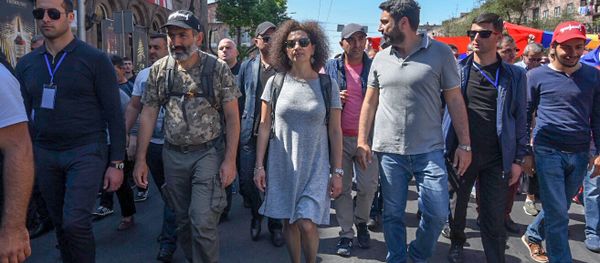 Шествие оппозиции во главе с Николом Пашиняном по проспекту Аршакуняц (2 мая 2018). Еревaн Шествие оппозиции во главе с Николом Пашиняном по проспекту Аршакуняц (2 мая 2018). Еревaн - Sputnik Армения
