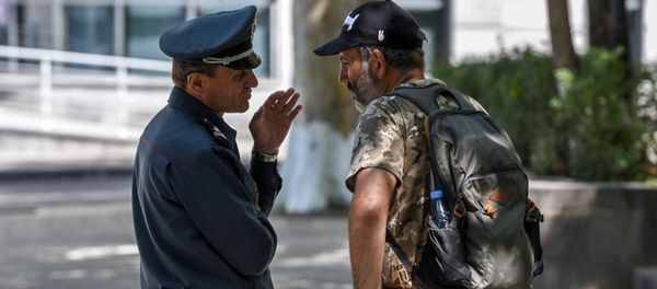 Заместитель начальника полиции Еревана Валерий Осипян и лидер оппозиционной фракции Елк Никол Пашинян (2 мая 2018). Еревaн - Sputnik Армения