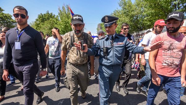 Заместитель начальника полиции Еревана Валерий Осипян и лидер оппозиционной фракции Елк Никол Пашинян на улице Бейрута (2 мая 2018). Еревaн - Sputnik Армения
