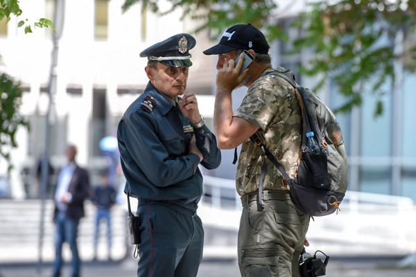Заместитель начальника полиции Еревана Валерий Осипян и лидер оппозиционной фракции Елк Никол Пашинян в парке 2750-летия Еревана (2 мая 2018). Еревaн - Sputnik Армения