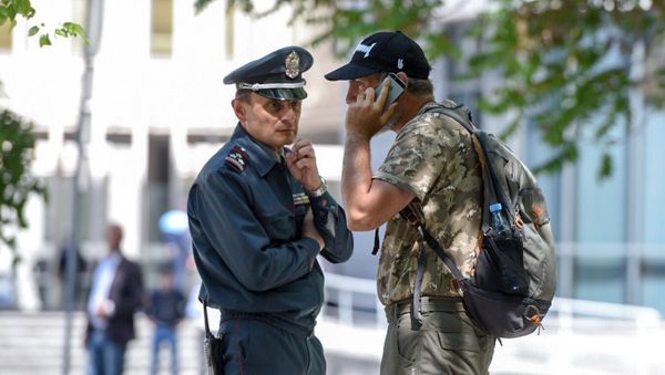 Заместитель начальника полиции Еревана Валерий Осипян и лидер оппозиционной фракции Елк Никол Пашинян в парке 2750-летия Еревана (2 мая 2018). Еревaн Заместитель начальника полиции Еревана Валерий Осипян и лидер оппозиционной фракции Елк Никол Пашинян в парке 2750-летия Еревана (2 мая 2018). Еревaн - Sputnik Армения