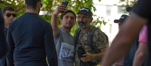 Селфи с Николом Пашиняном Селфи с Николом Пашиняном - Sputnik Արմենիա
