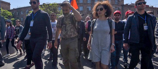 Шествие оппозиции во главе с Николом Пашиняном по улице Григора Лусаворича (2 мая 2018). Еревaн - Sputnik Արմենիա