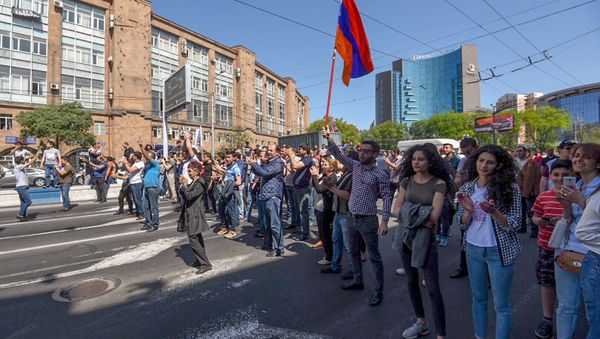 Заблокированный проспект Аршакуняц (2 мая 2018). Ереван - Sputnik Армения
