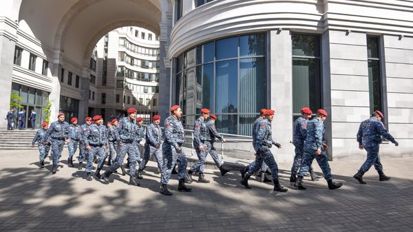 Полицейские перед правительственным зданием (2 мая 2018). Еревaн - Sputnik Армения