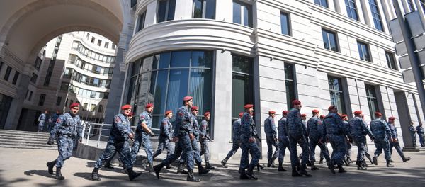 Полицейские перед правительственным зданием (2 мая 2018). Ереван Полицейские перед правительственным зданием (2 мая 2018). Ереван - Sputnik Армения
