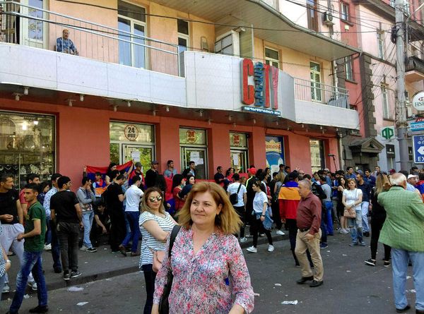Активисты заблокировали вход супермаркета Yerevan City (2 мая 2018). Проспект Тиграна Меца, Ереван - Sputnik Արմենիա