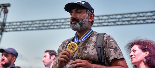 Никол Пашинян с золотой медалью Фердинанда Карапетяна во время митинга на площади Республики (2 мая 2018). Еревaн - Sputnik Армения