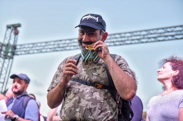 Никол Пашинян с золотой медалью Фердинанда Карапетяна во время митинга на площади Республики (2 мая 2018). Еревaн - Sputnik Армения