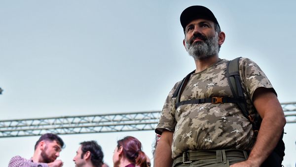 Никол Пашинян во время митинга на площади Республики (2 мая 2018). Еревaн - Sputnik Армения