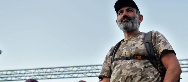 Никол Пашинян во время митинга на площади Республики (2 мая 2018). Еревaн Никол Пашинян во время митинга на площади Республики (2 мая 2018). Еревaн - Sputnik Արմենիա