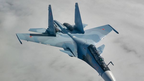 Российский двухместный многоцелевой истребитель Су-30СМ - Sputnik Армения
