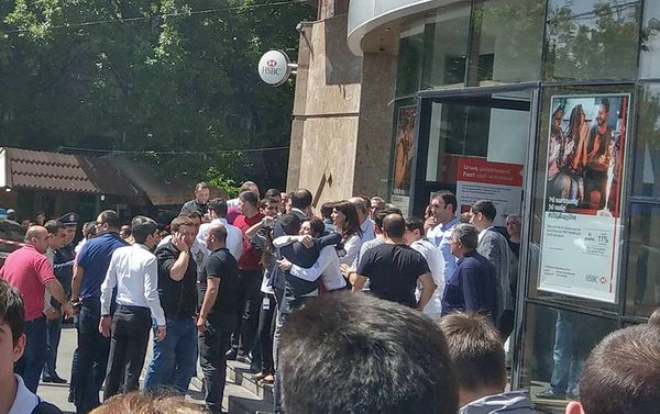 Банк HSBC на проспекте Комитаса (3 мая 2018). Еревaн Банк HSBC на проспекте Комитаса (3 мая 2018). Еревaн - Sputnik Армения
