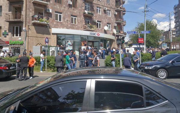 Банк HSBC на проспекте Комитаса (3 мая 2018). Еревaн Банк HSBC на проспекте Комитаса (3 мая 2018). Еревaн - Sputnik Армения