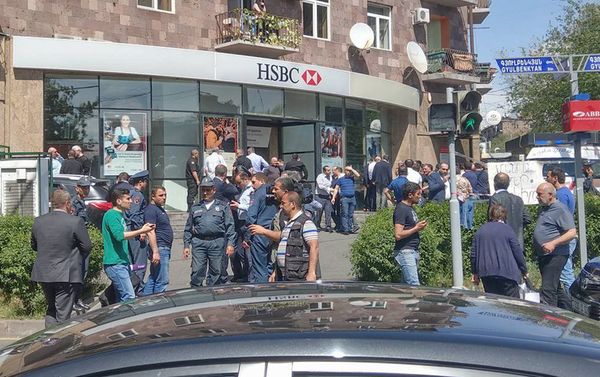 Банк HSBC на проспекте Комитаса (3 мая 2018). Еревaн - Sputnik Армения