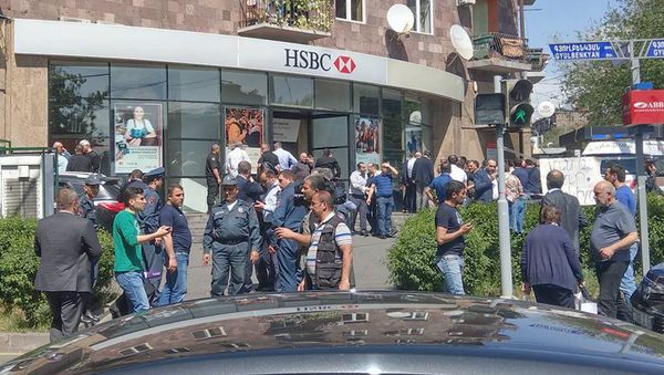 Банк HSBC на проспекте Комитаса (3 мая 2018). Еревaн - Sputnik Армения