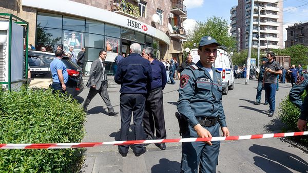 Ситуация возле банка HSBC на проспекте Комитаса (3 мая 2018). Еревaн - Sputnik Армения