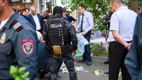 Ситуация возле банка HSBC на проспекте Комитаса (3 мая 2018). Еревaн - Sputnik Армения