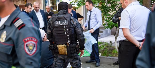 Ситуация возле банка HSBC на проспекте Комитаса (3 мая 2018). Еревaн - Sputnik Армения