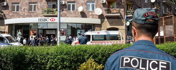 Ситуация возле банка HSBC на проспекте Комитаса (3 мая 2018). Еревaн - Sputnik Արմենիա