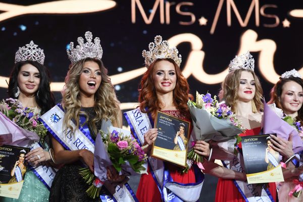 Победительницы конкурса красоты Mrs&Ms Russia Earth 2018 Валентина Колесникова (вторая слева) и Алиса Комарова (в центре) - Sputnik Армения