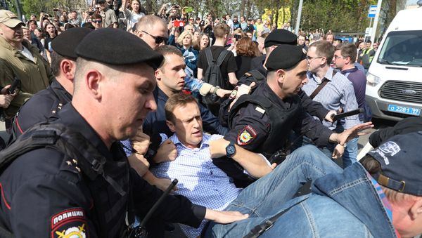 Полиция подвергла приводу Алексея Навального на Пушкинской площади (5 мая 2018). Москва Полиция подвергла приводу Алексея Навального на Пушкинской площади (5 мая 2018). Москва - Sputnik Армения