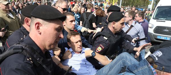 Полиция подвергла приводу Алексея Навального на Пушкинской площади (5 мая 2018). Москва Полиция подвергла приводу Алексея Навального на Пушкинской площади (5 мая 2018). Москва - Sputnik Армения