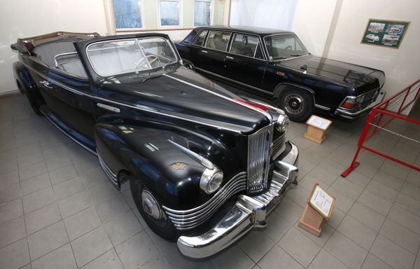Представительский автомобиль типа лимузин ЗиС-110Б в историко-техническом музее автомотостарины во Владивостоке - Sputnik Армения