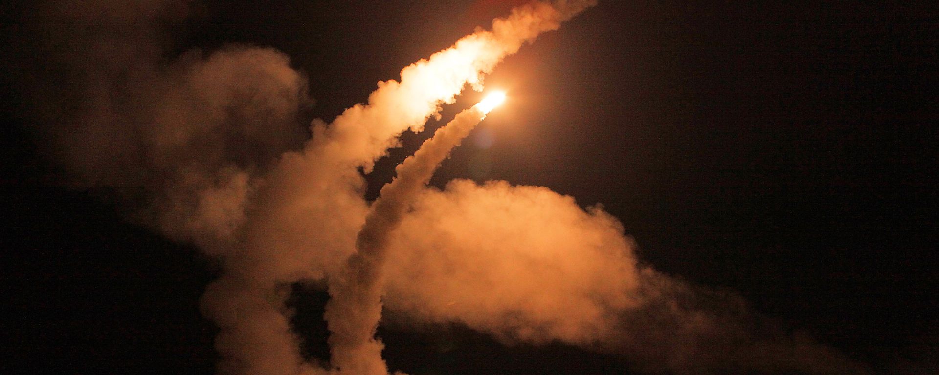 Ночной пуск ракет зенитными ракетными системами С-400 Триумф - Sputnik Արմենիա, 1920, 17.08.2020