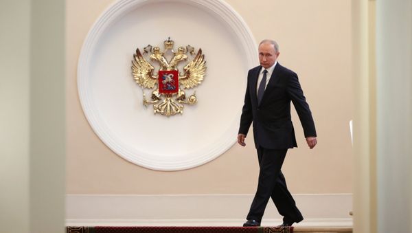 Президент РФ Владимир Путин в Сенатском корпусе Московского Кремля перед церемонией инаугурации (7 мая 2018). Москвa Президент РФ Владимир Путин в Сенатском корпусе Московского Кремля перед церемонией инаугурации (7 мая 2018). Москвa - Sputnik Армения