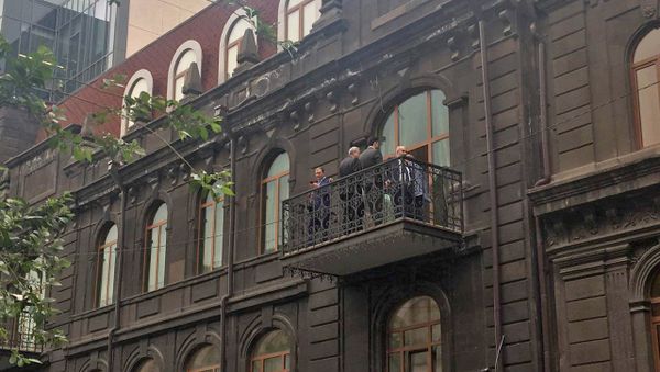 Члены РПА на балконе Члены РПА на балконе - Sputnik Армения
