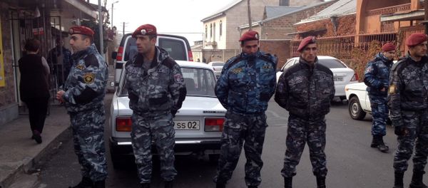 Полицейские на улице Норк Мараш в Ереване, где произошло задержание иностранцев, предположительно задумавших теракт на территории РА - Sputnik Армения