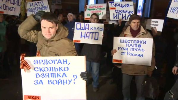 СПУТНИК_Турцию, НАТО к ответу! – москвичи вышли протестовать из-за сбитого Су-24 СПУТНИК_Турцию, НАТО к ответу! – москвичи вышли протестовать из-за сбитого Су-24 - Sputnik Армения