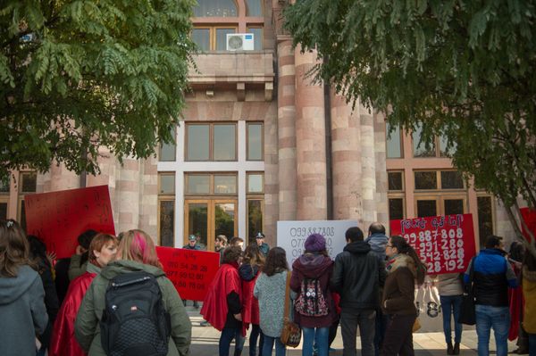 Митинг у здания Правительства в Ереване против домашнего насилия - Sputnik Արմենիա